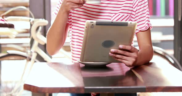 Smiling woman with tablet drinking coffee 4k alt