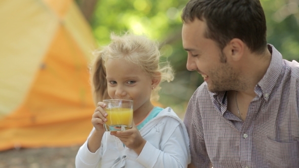 Happy Family Resting In Nature alt