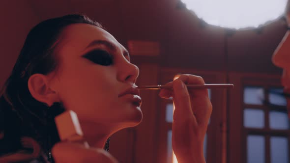 Retro Fashion Model gets Make Up alt