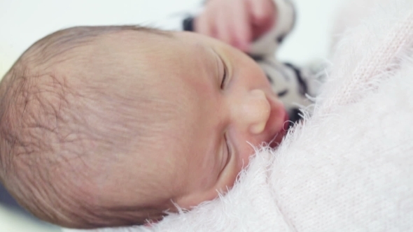 Baby On Mom's Hand alt
