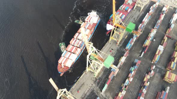 Container ships in port alt