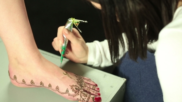 Master Draws With Henna On Model's Leg 