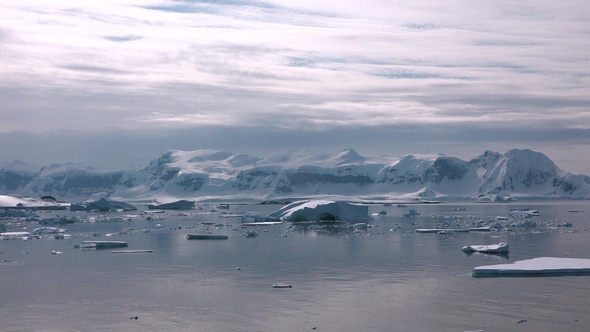 Environment. Reflection of mountains and icebergs in the water. Antarctica. Life of nature. alt