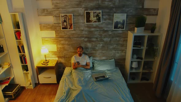 Man Havinga Ideo Call in Bed alt