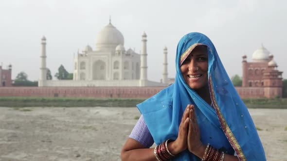 Indian Woman Wearing Sari In Front Of Taj Mahal 5 alt