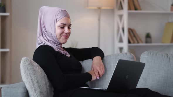 Laptop Fun Internet Entertainment Home Woman Couch alt