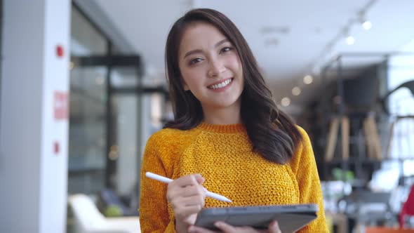 smart confidence asian female startup entrepreneur small business owner businesswoman alt