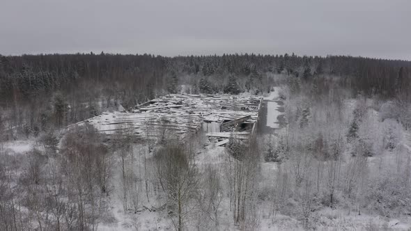 a Destroyed Building As After the War in the Middle of a Forest Landscape in Winter alt
