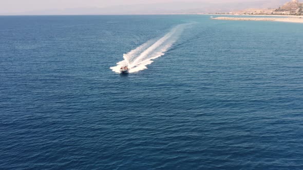 Dinghy Tracking navigates fast in the sea alt