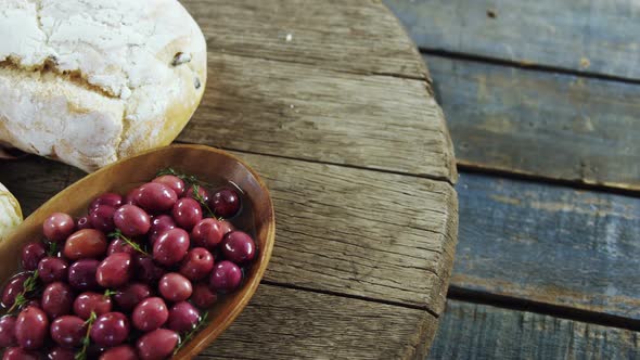 Olive tapas and pieces of bread alt
