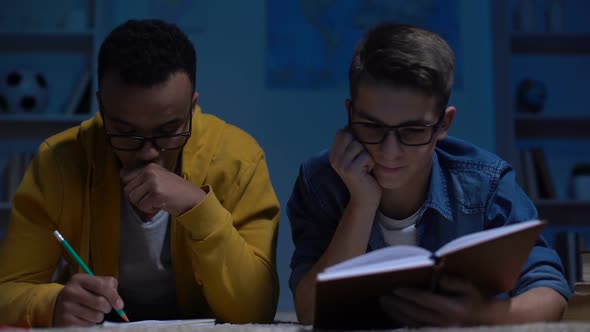 Afro-American and Caucasian Students Trying to Solve Difficult Assignment, Test alt