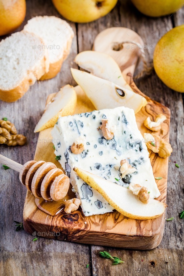 Blue cheese with slices of pear and honey