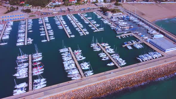 Aerial filming in 4K, performing lateral traveling from right to left of the port with the backgroun alt