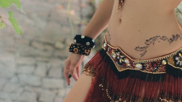 Beautiful Belly Of Girl With Mehendi On Body alt