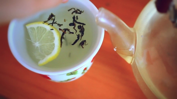 Put Green Tea In Cup With  Slice Of Lemon And