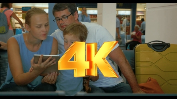 Loving Parents, Son And Tablet PC alt