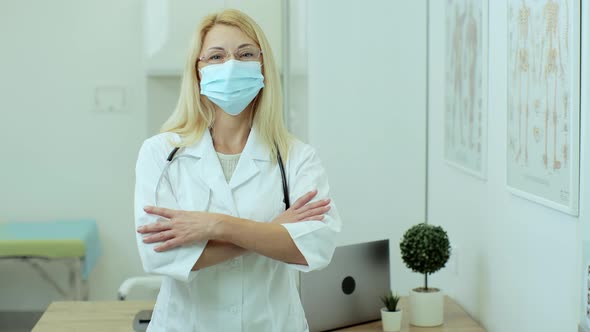 Woman Doctor Therapist in Medical Mask Standing in Office alt