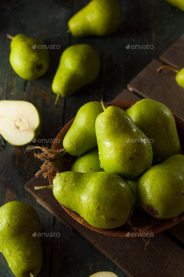 Fresh Organic Green Bartlett Pear