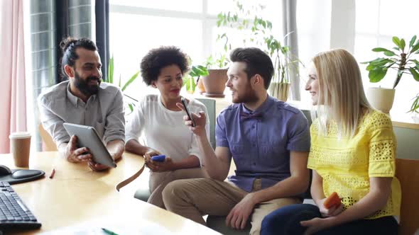Business Team With Smartphones And Tablet Pc 11 alt
