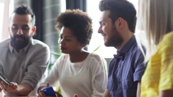 Business Team With Smartphones And Tablet Pc 25 alt