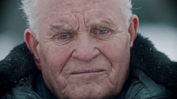 Elderly Grandfather - Portrait of Smiling Old Grandfather at the Camera alt