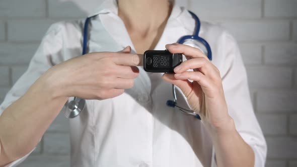 Portable oximeter in therapist hands. alt