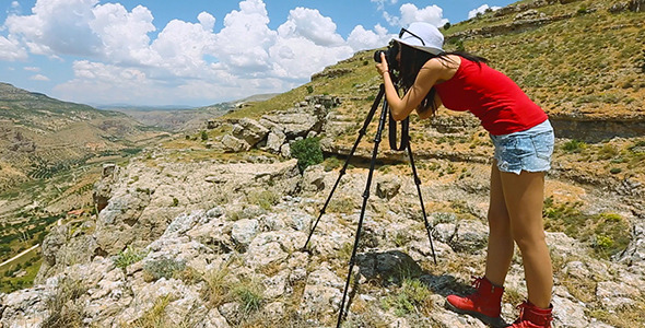 Photographer Working In Nature alt