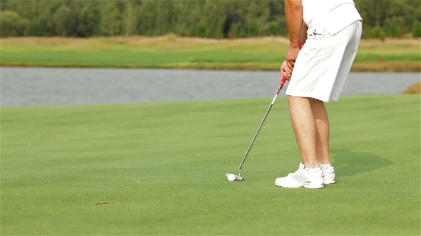 Golfer Making a Putt alt