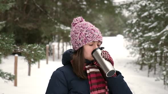 Young Woman Walking in the Winter Park alt