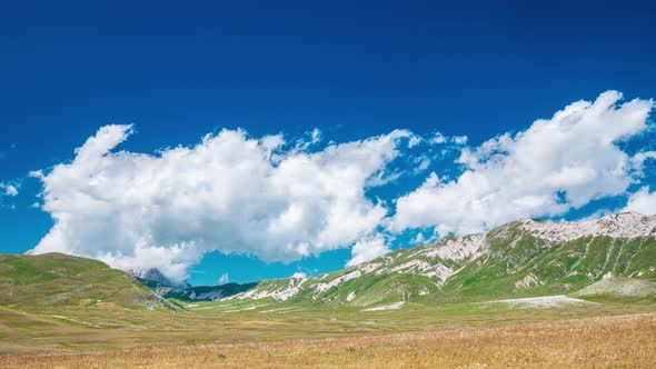 Time lapse: clouds moving in blue sky, sunny day on the mountains, view point over rocky mountain pe alt