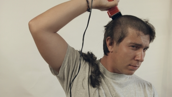 Guy Shaves Off Hair On The Head alt
