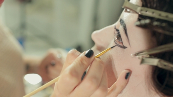 Visagist Draws Arrows On The Model's Face, The alt