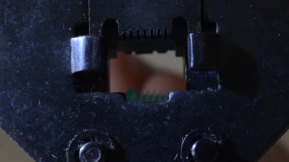 The computer master connects and tightens the RJ-45 connecting jack connector for the Internet cable alt