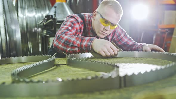 Concentrated Worker Exploring Band Saw alt