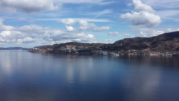 Forwarding Aerial of Eidsvaagneset outside Bergen - Beautiful weather and sky - Norway alt