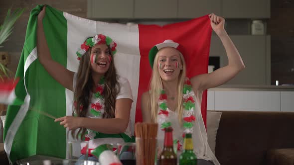 Italian Fan Girls Cheering