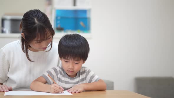 Parent and child drawing a picture alt