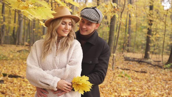 Married Couple Autumnstyle Clothes Walk Outdoors Autumn Forest alt