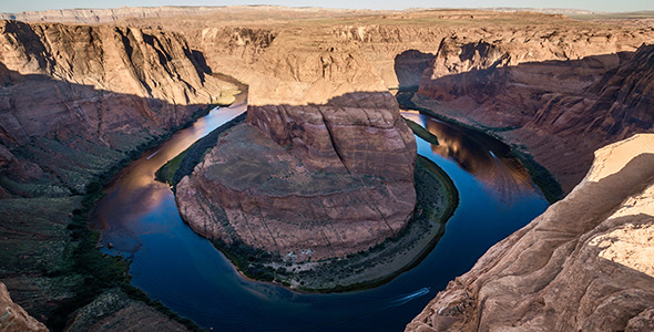 Horseshoe Bend at Sunrise with Boats alt