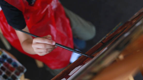 Painter Raws a Picture alt