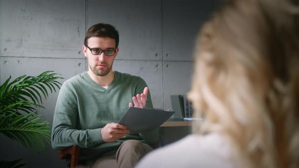 Professional psychiatrist interviewing a young girl alt