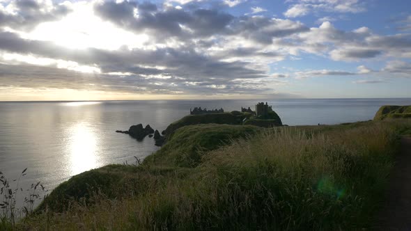Morning scenery at Dunnottar Castle and the North Sea alt