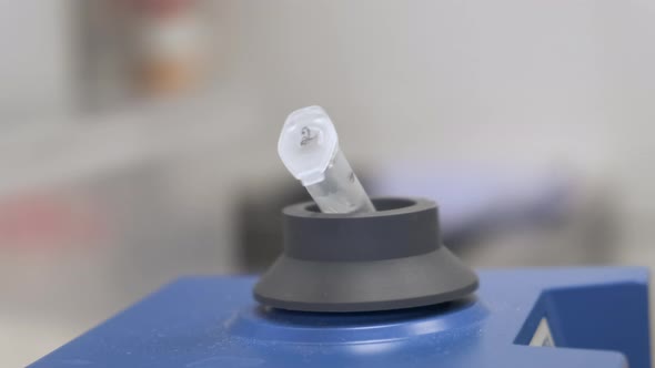 Shaking Samples Eppendorf Tube Using Vortex alt