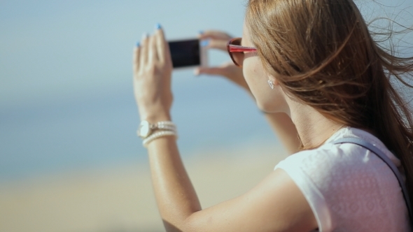 Young Beatiful Woman Travel, Sightseeing In alt