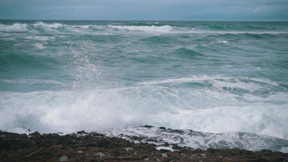 Ocean Waves Breaking On Shore alt