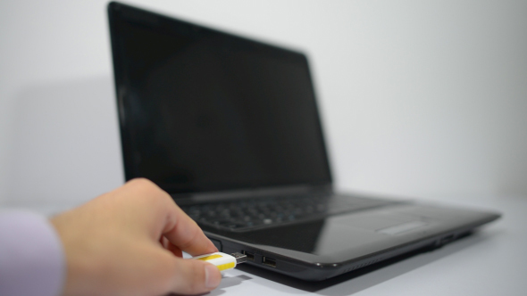 Unplugging  USB from Laptop alt