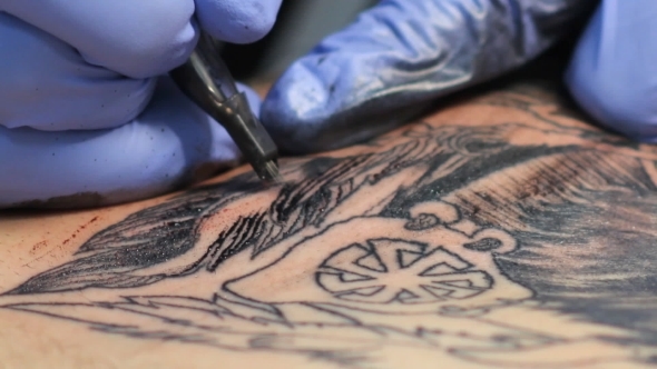 Tattoo Master Makes Tattoo On The Human Body 1