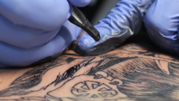 Tattoo Master Makes Tattoo On The Human Body 2