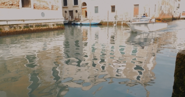 Woman In Venice Looking For a Good Shot alt