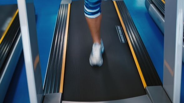 running on treadmill without shoes